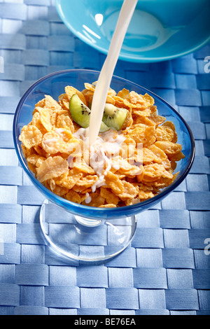 Cornflakes mit Kiwi, Milch Stockfoto