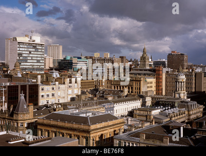 Zeigt die Skyline der Innenstadt und Büros, oben links mit der Universität Strathclyde, Glasgow, Schottland, Großbritannien Stockfoto