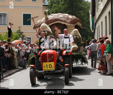 Konvoi mit Figuren aus Narzissen Narzissenfest Narcissus-Festival in Bad Aussee, Ausseer Land, Salzkammergut Bereich, Steiermark, A Stockfoto