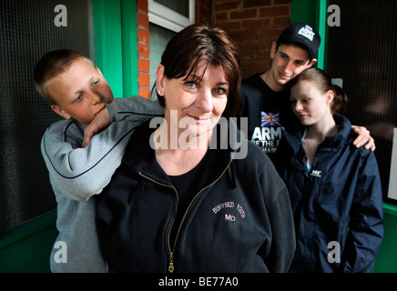 PROJEKT-KOORDINATOR DER BURYSED GEMEINSCHAFT JUGEND PROJEKT MO FREEMAN AUF DEN RÜCKGANG DER ZENTRUM IN SEDBURY NAHE CHEPSTOW APRIL 20 Stockfoto