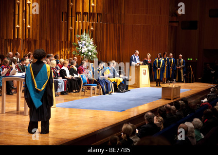 Open University Degree Zeremonie im Barbican Centre London auf 18. September 2009 Stockfoto