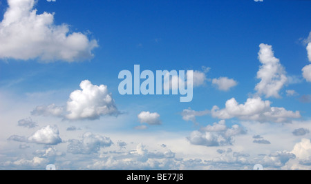 Blauer Himmel mit flauschigen Wolken im Sonnenschein am Tag, Panorama-Bild