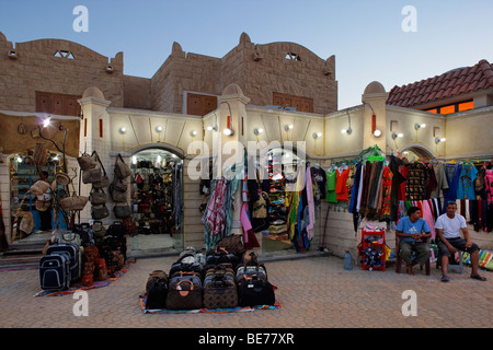 Souvenir-Shop, Souvenirs, Verkäufer, beleuchtet, Abend, Yussuf Afifi Road, Hurghada, Ägypten, Rotes Meer, Afrika Stockfoto