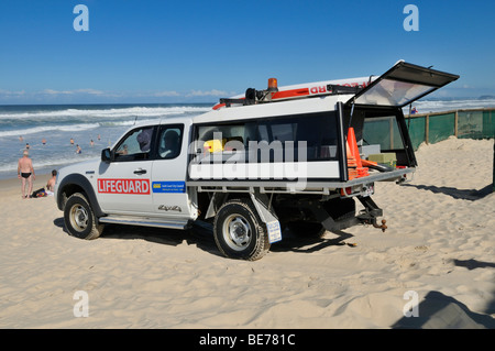 Rettungsschwimmer-Fahrzeug auf den Strand von Surfers Paradise, Gold Coast, Queensland, Australien Stockfoto