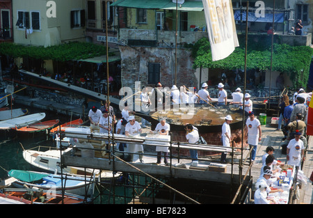 Sagra del Pesce am zweiten Sonntag im Mai, berühmten Gourmet-Festival rund um einen riesigen Fisch Pfanne, Camogli, Ligurien, Italien, Europa Stockfoto