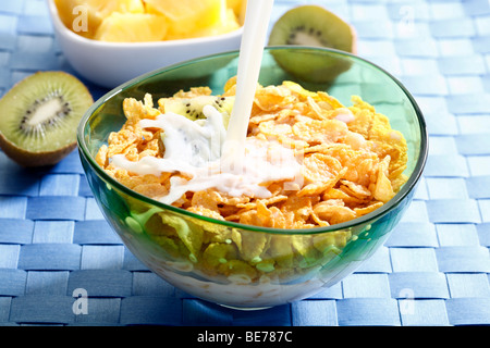 Cornflakes mit Kiwi und Ananas, Milch Stockfoto