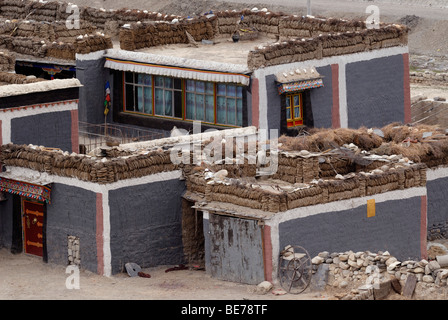 Tibetische Haus im Sakya-Stil mit tibetischen Malerei und Yak dung für das Brennen von Material Trocknen auf den verdichteten Lehm Flachdächern, S Stockfoto