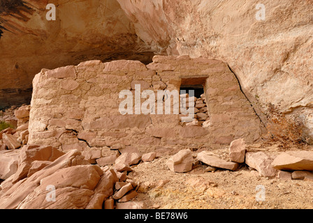 Historische Überreste einer Wohnung der Anasazi-Indianer, etwa 900 Jahre alt, Cold Springs Höhle in der Nähe von Bluff, Utah, USA Stockfoto