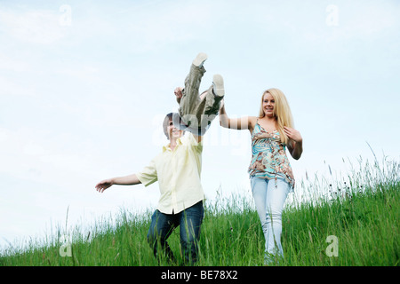 Junge Familie amüsieren sich auf einer Wiese Stockfoto