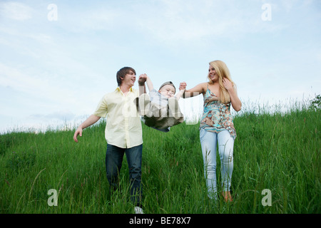 Junge Familie amüsieren sich auf einer Wiese Stockfoto