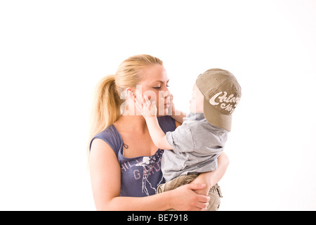 Junge Mutter umarmt ihr zwei-jährigen Sohn Stockfoto