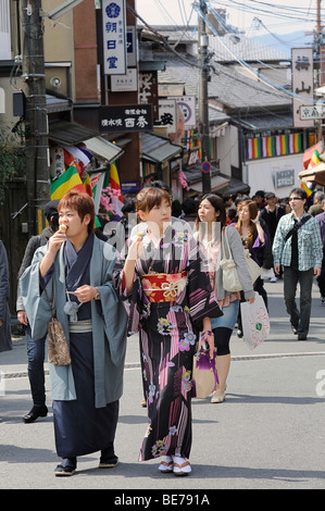 Junge Menschen in Kimonos in der Altstadt zu Fuß zu den Kiyomizu-Dera Tempel, Kyoto, Japan, Asien Stockfoto