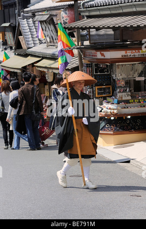 Buddhistischer Bettelmönch in der alten Stadt Kyoto, in der Nähe der Kiyomizu-Dera Tempel, Japan, Asien Stockfoto