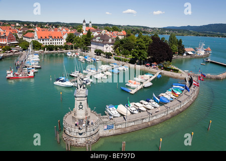 Lindau, Bayern, Deutschland. Luftaufnahme der Boote im Hafen und malerischen alten städtischen Uferpromenade am Bodensee (Bodensee) Stockfoto