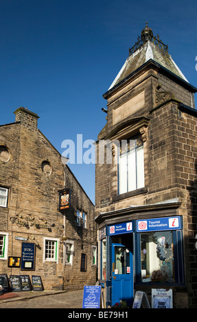 Großbritannien, England, Yorkshire, Haworth, West Lane, Tourist Information Centre am oberen Ende der Main Street Stockfoto