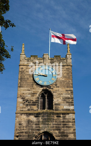 Großbritannien, England, Yorkshire, Haworth, Pfarrkirche, Uhrturm mit St George Flagge Stockfoto