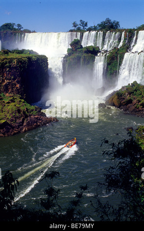 Schlauchboote, immer näher an die Wasserfälle. Iguazu National Park Falls, Provinz Misiones. Argentinien Argentinien; Stockfoto