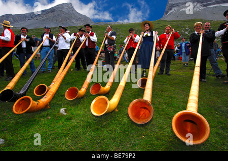 Alphorn-Gebläse auf dem Schäferfest auf der Gemmi, Leukerbad, Leukerbad-Les-Bains, Wallis, Schweiz Stockfoto