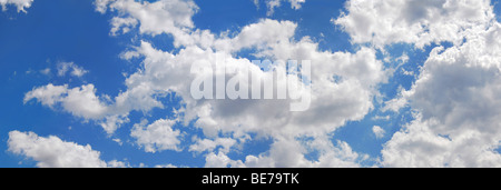 Blauer Himmel mit flauschigen Wolken im Sonnenschein am Tag, Panorama-Bild Stockfoto