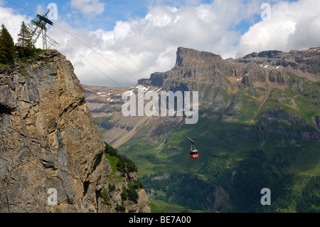 Seilbahn schwebt über einem Abgrund zwischen Gemmipass und Leukerbad, Leukerbad, Leukerbad-Les-Bains, Wallis, Schweiz Stockfoto