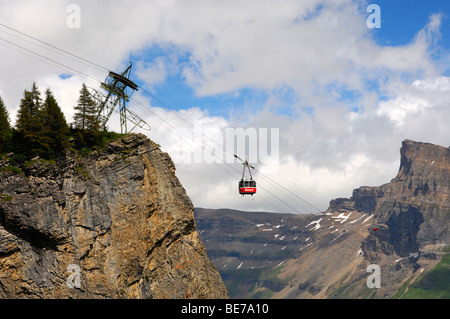 Seilbahn schwebt über einem Abgrund zwischen Gemmipass und Leukerbad, Leukerbad, Leukerbad-Les-Bains, Wallis, Schweiz Stockfoto