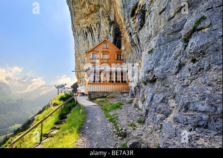 Berggasthaus Aescher beim das Wildkirchli Höhlen unter Ebenalp Berg auf 1400 Metern, Kanton Appenzell Innerrhoden, richtet Stockfoto