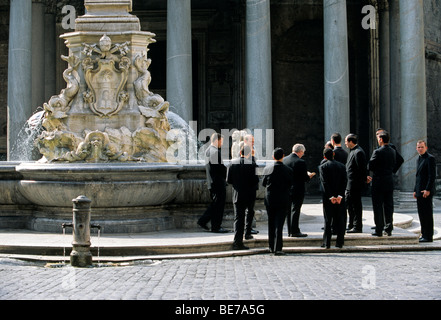 Pantheon, Fontana del Pantheon, Priester, Piazza della Rotonda, Rom, Latium, Italien, Europa Stockfoto