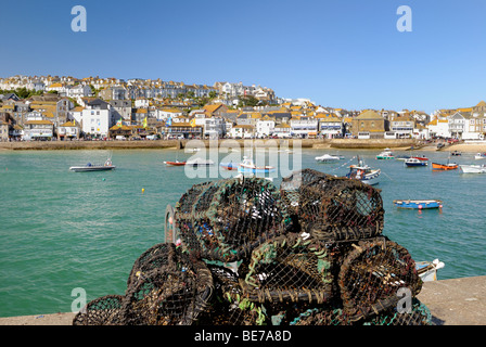 Hummer-Töpfe auf der Hafenmauer in St Ives Stockfoto