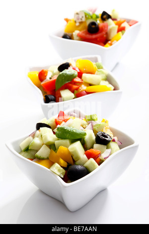 Griechischer Salat mit Zwiebeln, Tomaten, Paprika, Schafskäse und Oliven in kleine Schüsseln Stockfoto