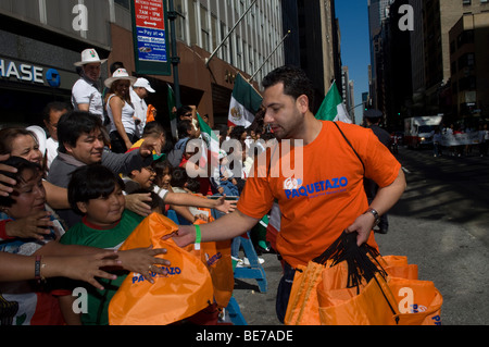 Time Warner Cable vertreibt Werbematerial während der mexikanischen Independence Day Parade in New York Stockfoto