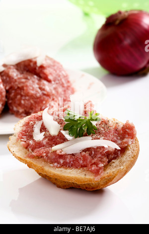 Brötchen mit Mett, Zwiebeln und Petersilie Stockfoto