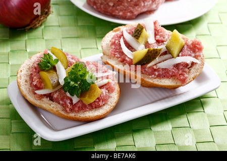 Brötchen mit Mett, Zwiebeln, Gurken und Petersilie Stockfoto