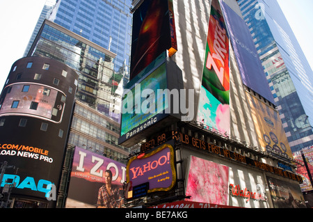 One Times Square in New York bedeckt mit Werbung für und die Walgreen Drogerie, die Erdgeschoss einnimmt Stockfoto