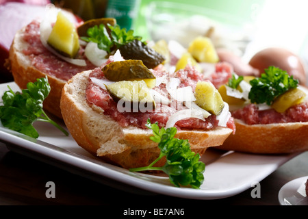 Brötchen mit Mett, Zwiebeln, Gurken und Petersilie Stockfoto