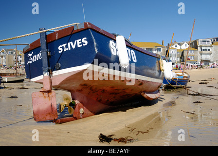 Angelboote/Fischerboote gestrandet auf dem Sand in einem Hafen bei Ebbe Stockfoto