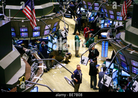 Gesamtansicht der Händler arbeiten auf dem Boden der New Yorker Börse in New York Stockfoto