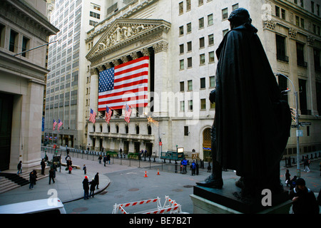 Blick von der New York Stock Exchange eingerichtet mit einer Fahne von den Vereinigten Staaten von Amerika nahe der Wall Street in New York Stockfoto