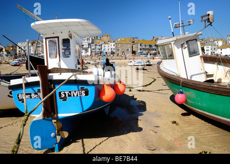 Angelboote/Fischerboote gestrandet auf dem Sand in einem Hafen bei Ebbe Stockfoto