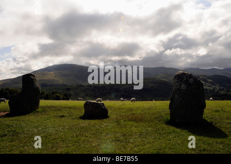 Schafe grasen auf der Castlerigg Stone Circle - The Lake District, Cumbria. Vereinigtes Königreich. Stockfoto