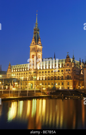 Abend Stimmung in der Hamburger Innenstadt, Rathaus am Fluss Alster, Hamburg, Deutschland, Europa Stockfoto