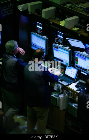 Gesamtansicht der Händler arbeiten auf dem Boden der New Yorker Börse in New York Stockfoto