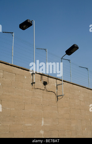 Beobachtung-Turm und Gefängnis Mauer mit Stacheldraht, Gedenkstätte Berlin-Hohenschönhausen, ehemaliges Gefängnis des Deutschen Demokratischen R Stockfoto