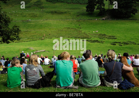 Besucher beobachten das geschehen an der Vale of Rydal Sheep Dog Trials and Hound Show, The Lake District, Cumbria. Vereinigtes Königreich. Stockfoto