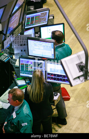 Händler arbeiten vor Bildschirm an New York Stock exchange Stockfoto