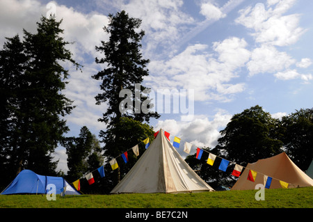 Drei Zelte unter Bäumen - Camping im Lake District auf einen Aufenthalt-Kation, Cumbria. Vereinigtes Königreich. Stockfoto