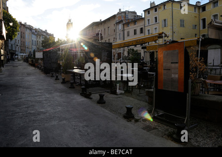 La Place des Cardeurs, Aix-En-Provence. Französisches Café Restaurants außerhalb, Mittagessen, die Service - an einem sonnigen Tag beginnt. Stockfoto