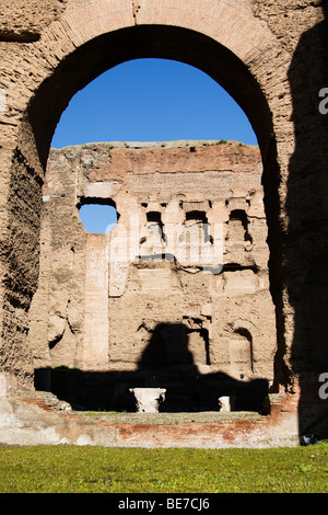 Detail aus rotem Backstein Bögen an antiken Caracalla-Thermen in Rom, Italien Stockfoto