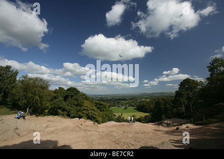 Gegend von Alderley, England. Blick von Stormy Punkt auf der Suche über die Cheshire Ebene in Richtung der Peak District National Park. Stockfoto