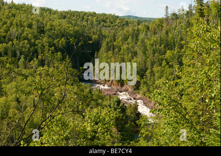 DER BRULE FLUSS FLIEßT DURCH DEN RICHTER MAGNEY STATE PARK Stockfoto