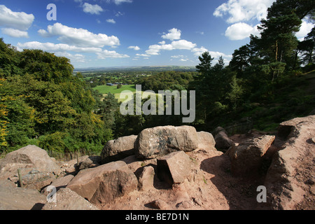 Gegend von Alderley, England. Blick von Stormy Punkt auf der Suche über die Cheshire Ebene in Richtung der Peak District National Park. Stockfoto